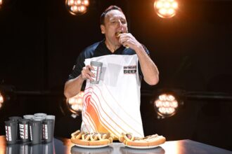 5 cose sul campione di alimentazione degli hot dog da record-Hollywood Life