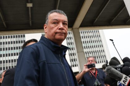 Il senatore Alex Padilla è stato arrestato? Il motivo per cui il senatore era ammanettato - Hollywood Life