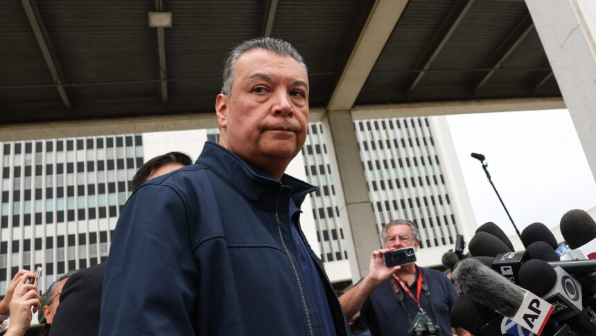 Il senatore Alex Padilla è stato arrestato? Il motivo per cui il senatore era ammanettato - Hollywood Life