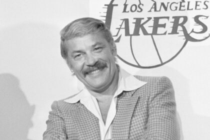 Quanto Jerry Buss ha comprato i Lakers? Scoprilo - Hollywood Life