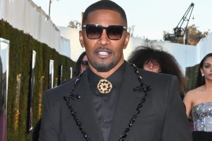 Jamie Foxx accetta in lacrime l'onore dell'icona su BET Awards After Health Battle