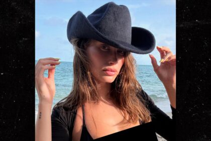 Hailey Bieber condivide le foto in bikini mentre Justin condivide il post Cryptic IG sull'amore