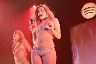 Addison Rae si esibisce in mutande alla festa di uscita dell'album di New York!