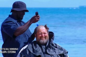 Mario Adinolfi irriconoscibile all'Isola dei Famosi: si fa rasare i capelli e si taglia la barba, guarda - Gossip.it