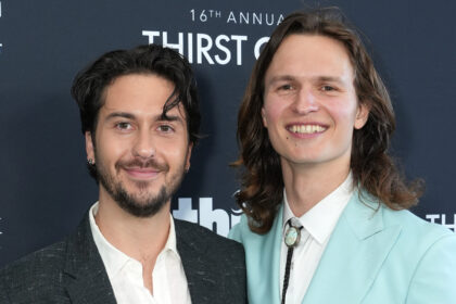 Ansel Elgort e Nat Wolff si riuniscono per presentare l'autore di "Fault in Our Stars" John Green con il premio a Thirst Gala 2025
