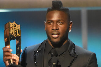 L'ex giocatore della NFL Antonio Brown ha voluto per tentativi di omicidio