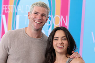 Austin Stowell e Mariel Molino portano 'NCIS: Origins' al Monte-Carlo Television Festival dopo la stagione 1 Finale Cliffhanger