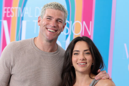 Austin Stowell e Mariel Molino portano 'NCIS: Origins' al Monte-Carlo Television Festival dopo la stagione 1 Finale Cliffhanger