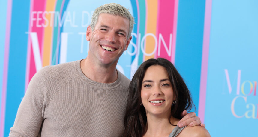 Austin Stowell e Mariel Molino portano 'NCIS: Origins' al Monte-Carlo Television Festival dopo la stagione 1 Finale Cliffhanger
