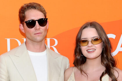 Ava Phillippe e il fidanzato Dakota Brubaker fanno il debutto sul tappeto rosso dopo essersi trasferito insieme