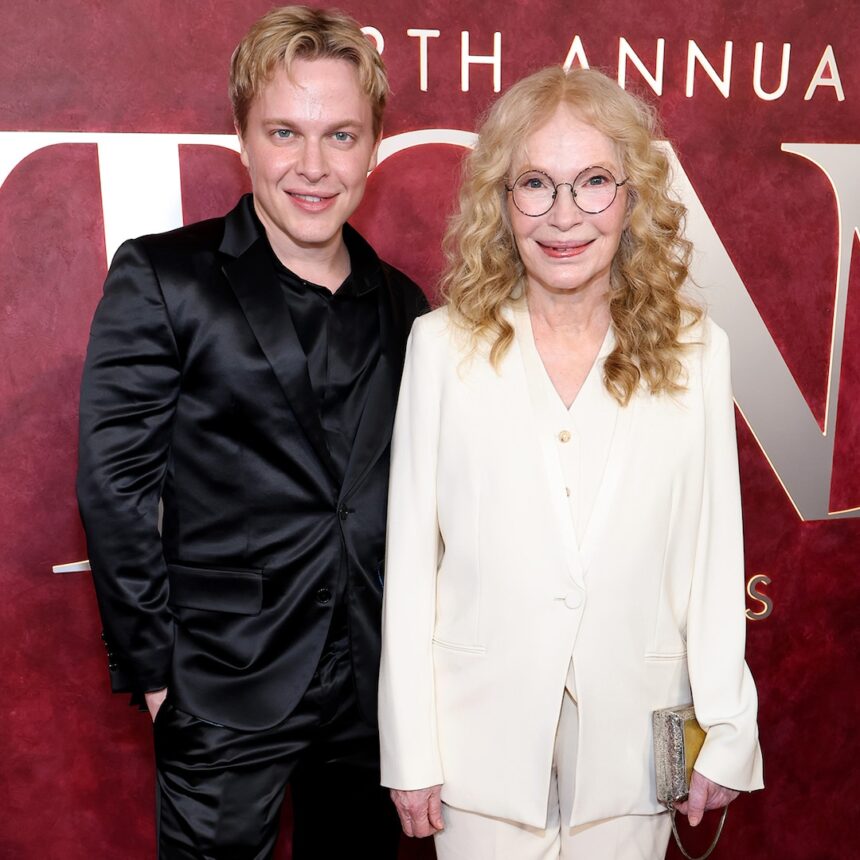 Mia Farrow partecipa con il figlio Ronan Farrow