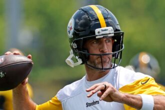 Huddle Up per dare un'occhiata ai romanzi di Aaron Rodgers prima di sposarsi