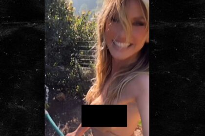 Heidi Klum mostra il pollice verde, il corpo caldo mentre giardina in bikini