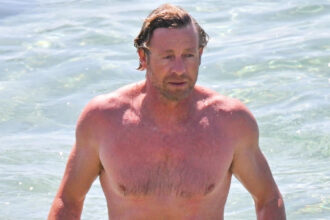 Simon Baker va in calo nel mare in vacanza in Italia