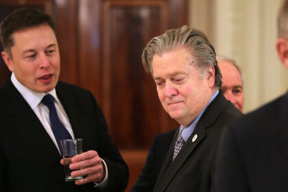 Steve Bannon dice che sta consigliando a Trump di indagare su Elon Musk: "Dovrebbe essere immediatamente deportato dal paese"