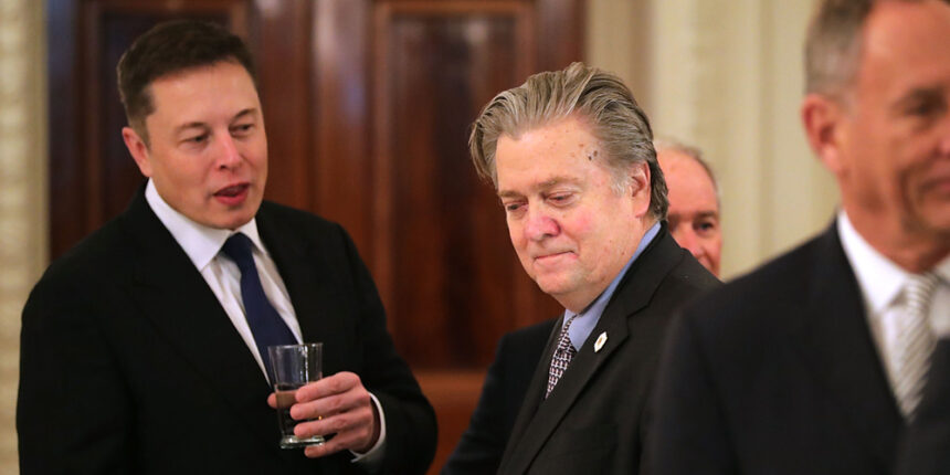 Steve Bannon dice che sta consigliando a Trump di indagare su Elon Musk: "Dovrebbe essere immediatamente deportato dal paese"