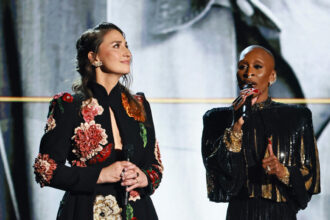 Sara Bareilles e Cynthia Erivo cantano "Tomorrow" per in Memoriam Performance a Tonys 2025, resta omaggio a Gavin Creel e altro