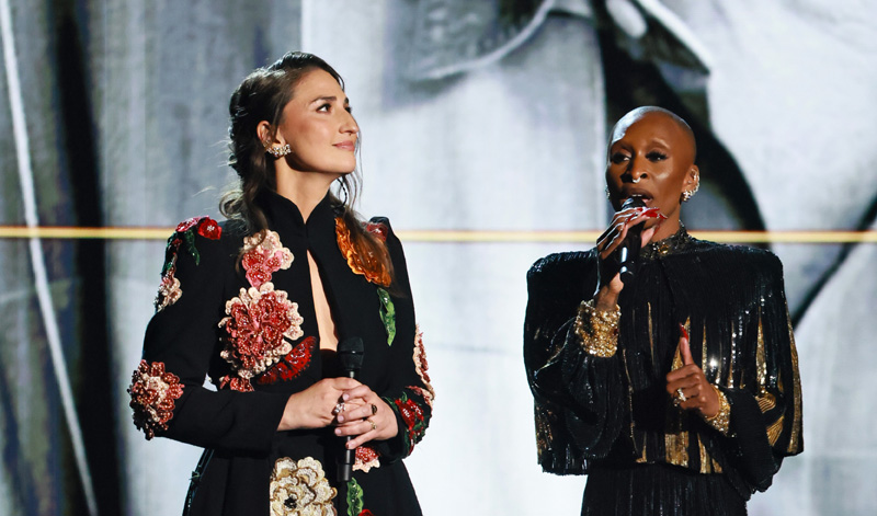 Sara Bareilles e Cynthia Erivo cantano "Tomorrow" per in Memoriam Performance a Tonys 2025, resta omaggio a Gavin Creel e altro