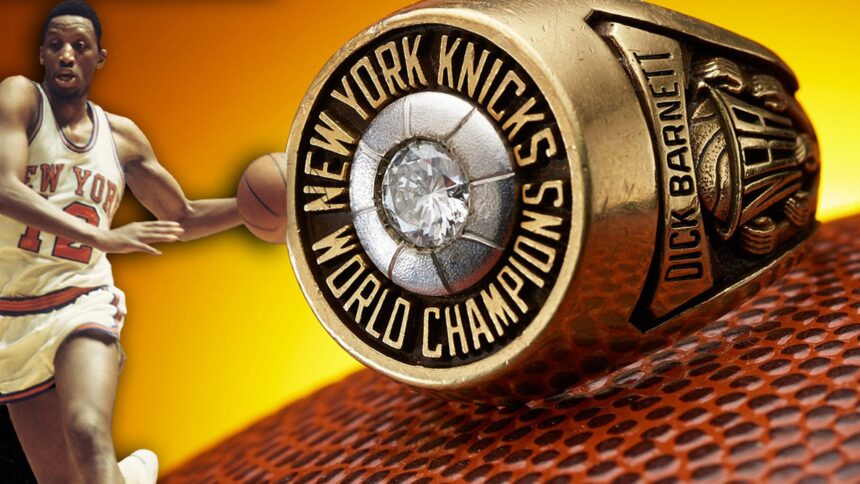 La leggenda di Knicks leggenda Dick Barnett 1970 Ring che colpisce il blocco d'aste