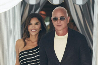 Jeff Bezos e fidanzata Lauren Sanchez Esci per la cena pre-matrimonio a Venezia
