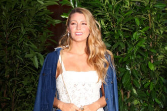Blake Lively torna al tappeto rosso ore dopo che il giudice ha lanciato la causa di Justin Baldoni contro di lei