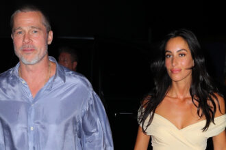 Brad Pitt tiene le mani con la fidanzata Ines de Ramon dopo una cena a base di steakhouse a New York!