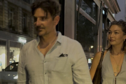 Bradley Cooper e Gigi Hadid salutano i fan mentre tornano a casa di Parigi