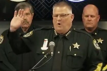 Lo sceriffo della Florida promette una forza letale contro i manifestanti del ghiaccio, in video