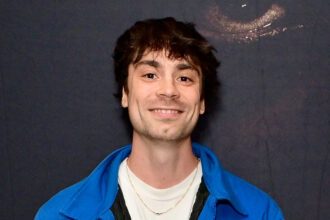 Il ragazzo del tour dell'appartamento di Tiktok, Caleb Simpson, rivela che è appena single durante l'apparizione a sorpresa allo spettacolo di appuntamenti dal vivo