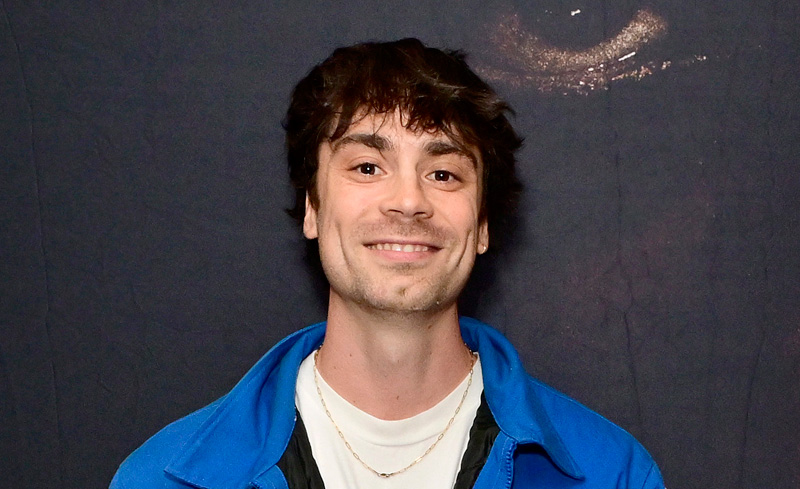 Il ragazzo del tour dell'appartamento di Tiktok, Caleb Simpson, rivela che è appena single durante l'apparizione a sorpresa allo spettacolo di appuntamenti dal vivo