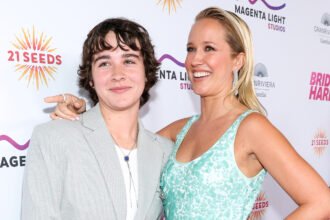 Anna Camp & Girlfriend Jade Whipkey Fai debutto sul tappeto rosso alla premiere di "Bride Hard"