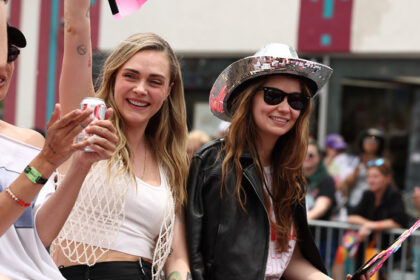 Cara Delevingne dice che aveva un orgoglio "piuttosto gay" mentre cavalcava Weho Pride Parade con la fidanzata Minke