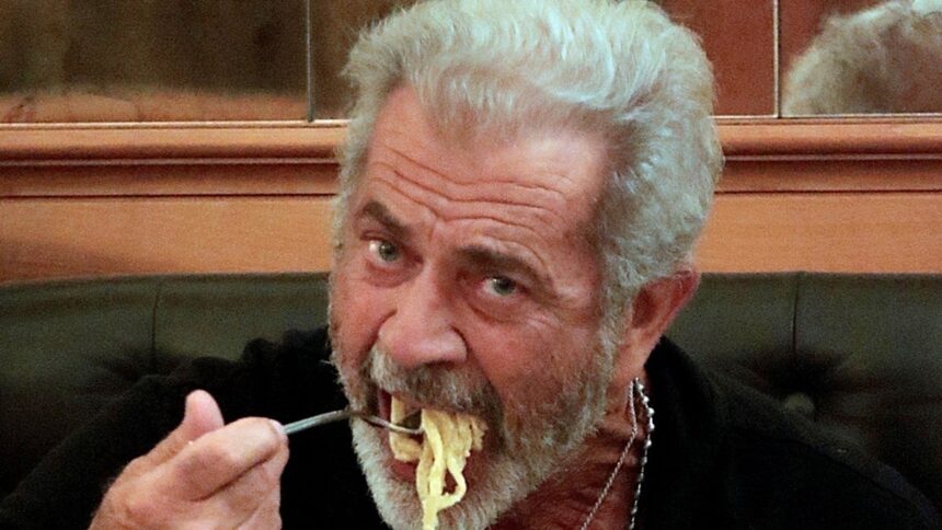 Mel Gibson si spende mentre ceni a Roma e lavora al nuovo film