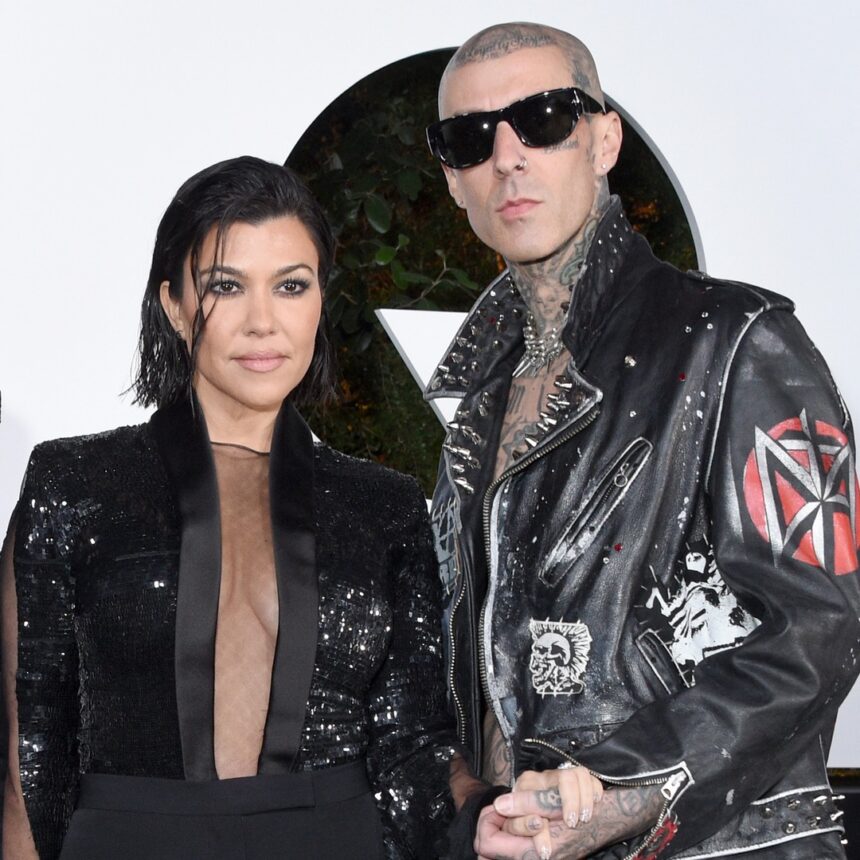 Kourtney Kardashian, il figlio di Travis Barker Rocky che cammina in foto