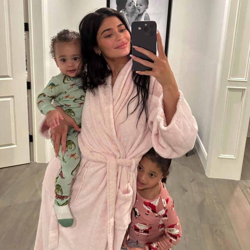 Il momento giocoso di Kylie Jenner con Kids Stormi e Aire