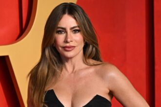 Sofia Vergara condivide la foto in topless in un bikini perizoma