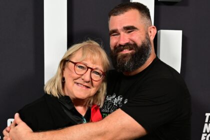 I traditori di Donna Kelce annuiscono ai figli Travis, Jason Kelce
