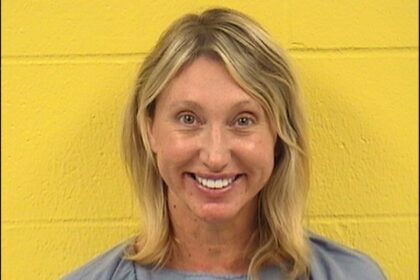 L'ex insegnante di Ohio lampeggia un grande sorriso in una nuova foto segnaletica dopo la convinzione della batteria sessuale