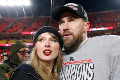 Taylor Swift, debutto sul tappeto rosso di Travis Kelce