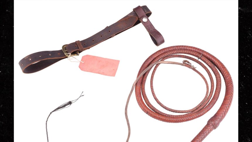 Whip and Belt di "Indiana Jones" oscillano nell'asta di cimeli di Los Angeles
