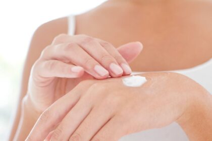 La migliore crema per le mani per la pelle secca è inferiore a $ 10