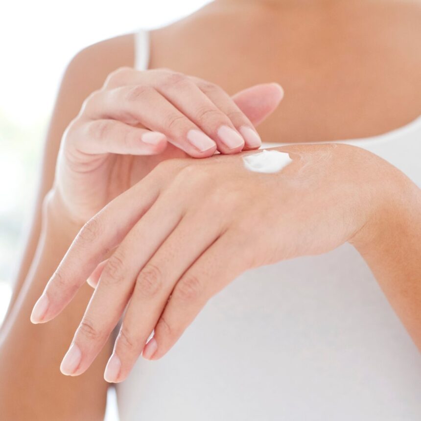 La migliore crema per le mani per la pelle secca è inferiore a $ 10