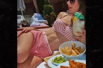 Jordon Hudson mette in mostra gli addominali in bikini piccante