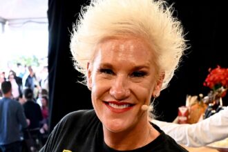La star della rete alimentare Anne Burrell sorride nella foto finale pubblicata prima della morte