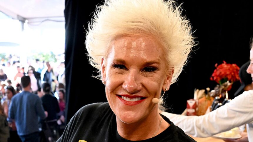 La star della rete alimentare Anne Burrell sorride nella foto finale pubblicata prima della morte