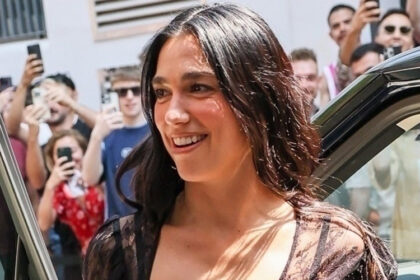 Dua Lipa saluta i fan al pop-up shop "radical ottimismo" a Londra