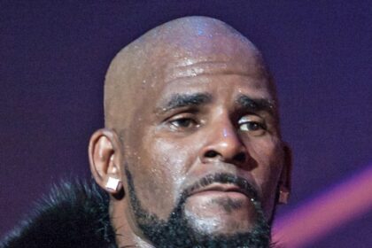 R. Kelly spinge per il rilascio della prigione, afferma di essere bersaglio del complotto per omicidio di banda ariana