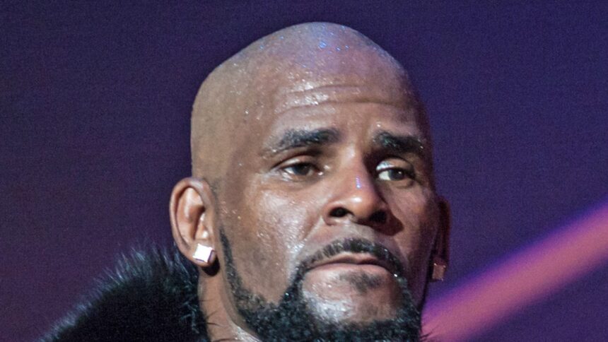 R. Kelly spinge per il rilascio della prigione, afferma di essere bersaglio del complotto per omicidio di banda ariana