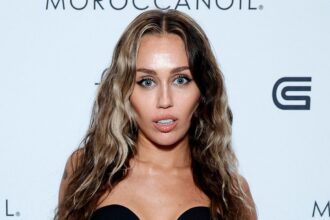 Miley Cyrus libera il capezzolo in un abito a seno nera trasparente