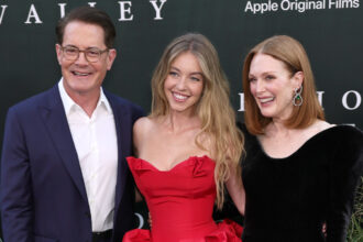 Sydney Sweeney si unisce ai genitori sullo schermo Julianne Moore e Kyle MacLachlan al Premeire "Echo Valley" a New York!